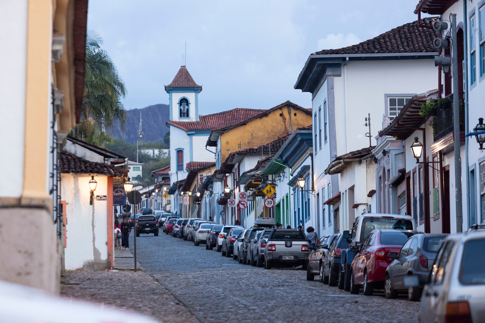 Mariana_MG, 19 de setembro de 2018

Fundacao RENOVA | Expedicao Caminho da Reparacao

Na imagem, pessoas andando na rua da Capela de Nossa Senhora dos Anjos no centro histórico da cidade

Imagem: Gustavo Baxter / NITRO Historias Visuais